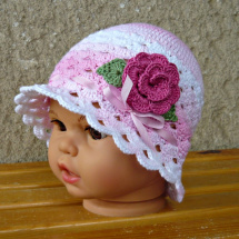 Háčkovaný klobouček růžovo-bílý s růžičkou :-)