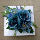 Modré růže na bílé lesklé plastové misce_ dekorace na stůl