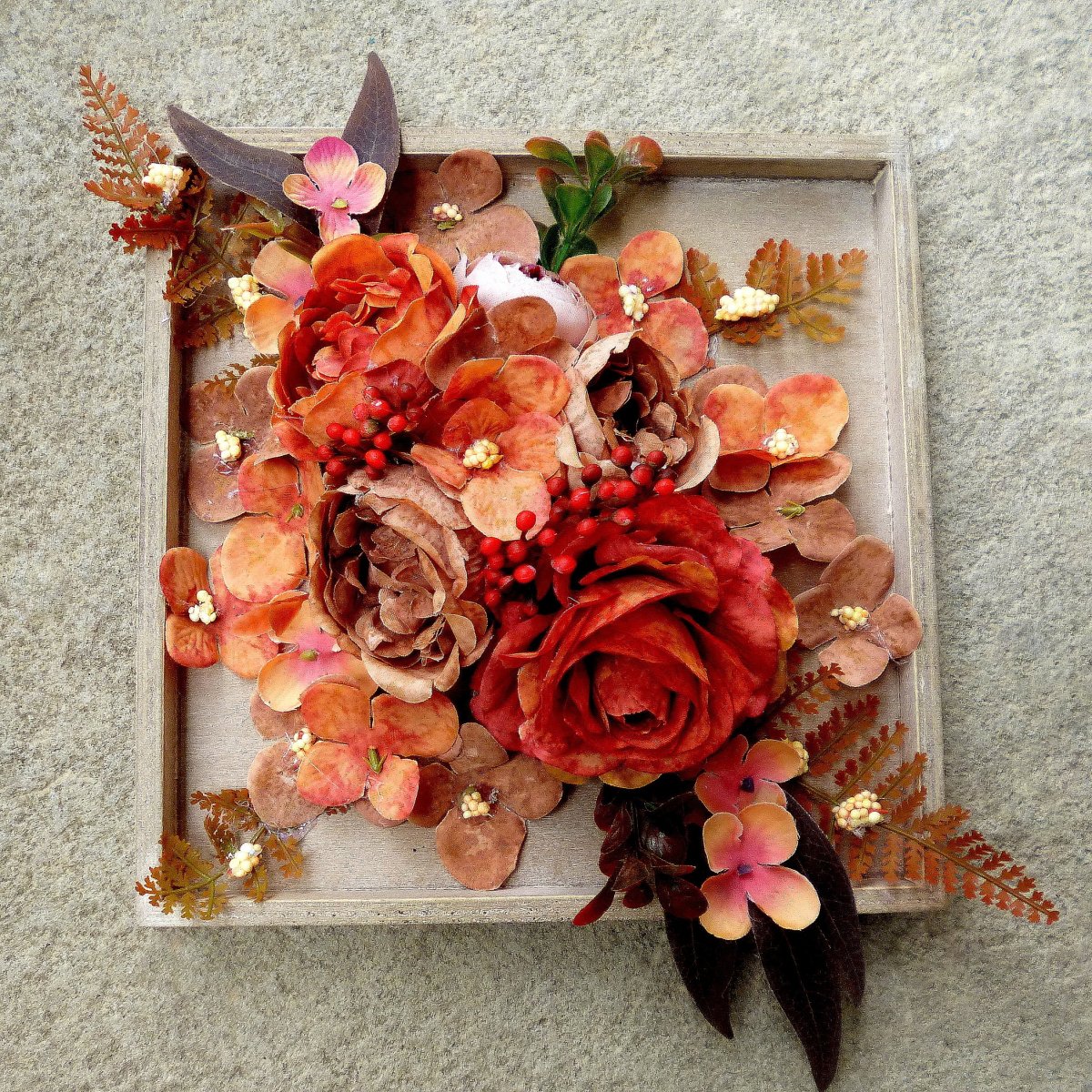 Rezavé růže a béžové mini pivoňky na dřevěném tácku