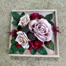 Kávové růže na dřevěném tácku_ dekorace na stůl