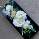 Bílé růže na černé lesklé misce_ dekorace na stůl