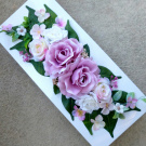 Růžové a bílé růže na bílé lesklé misce_ dekorace na stůl