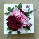Růžové a vínové květy na bílé lesklé plastové misce_ dekorace na stůl