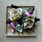 Šedozelené růže a hortenzie na dřevěném tácku_ dekorace na stůl