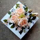Ikebana  s pudrovými růžemi na bílé lesklé plastové misce_ dekorace na stůl