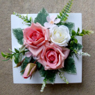 Ikebana  s růžovými růžemi na bílé lesklé plastové misce_ dekorace na stůl