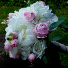 Svatební kytice z bílých pivoněk a růží_ SKLADEM