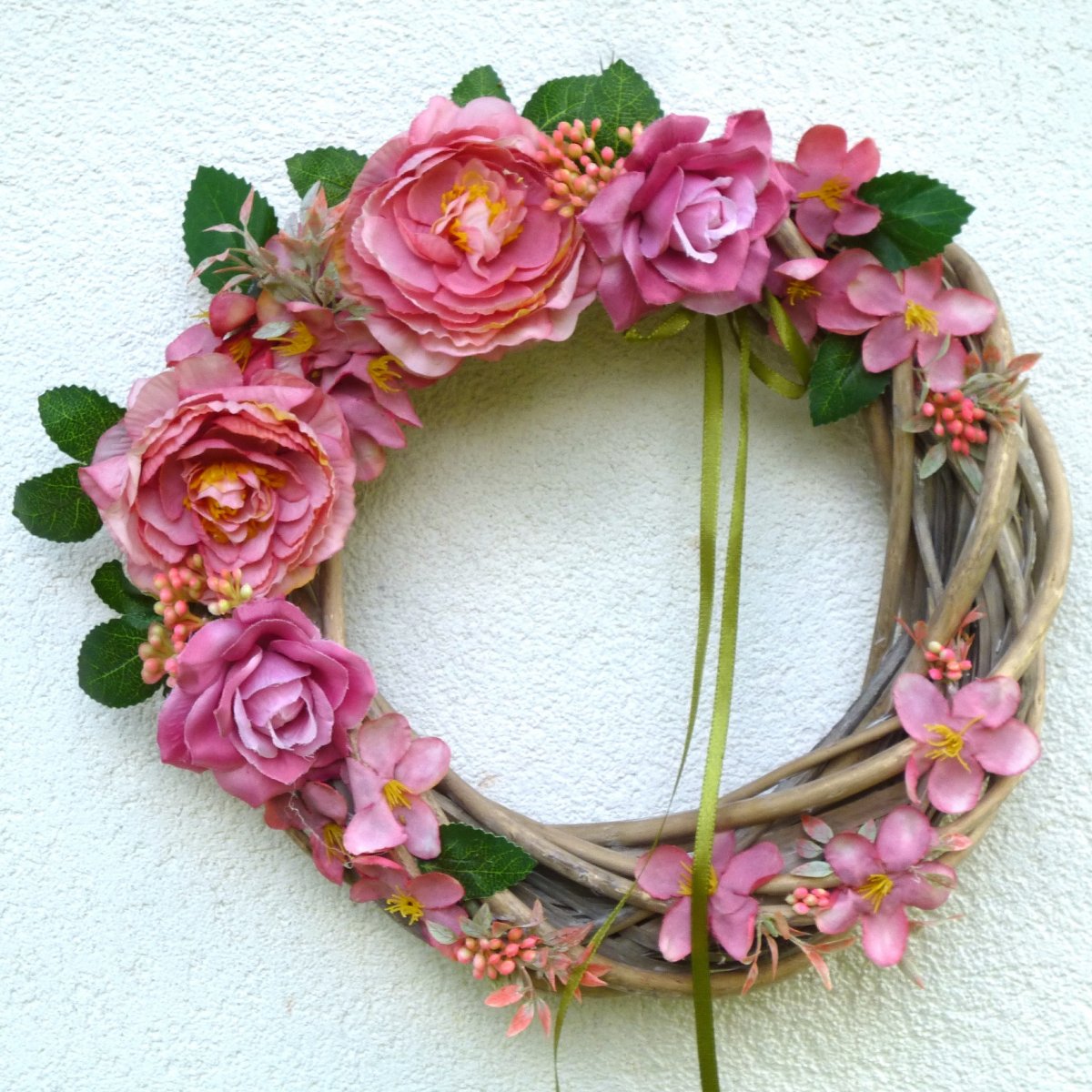 Věnec na dveře s korálovými růžemi_30 cm