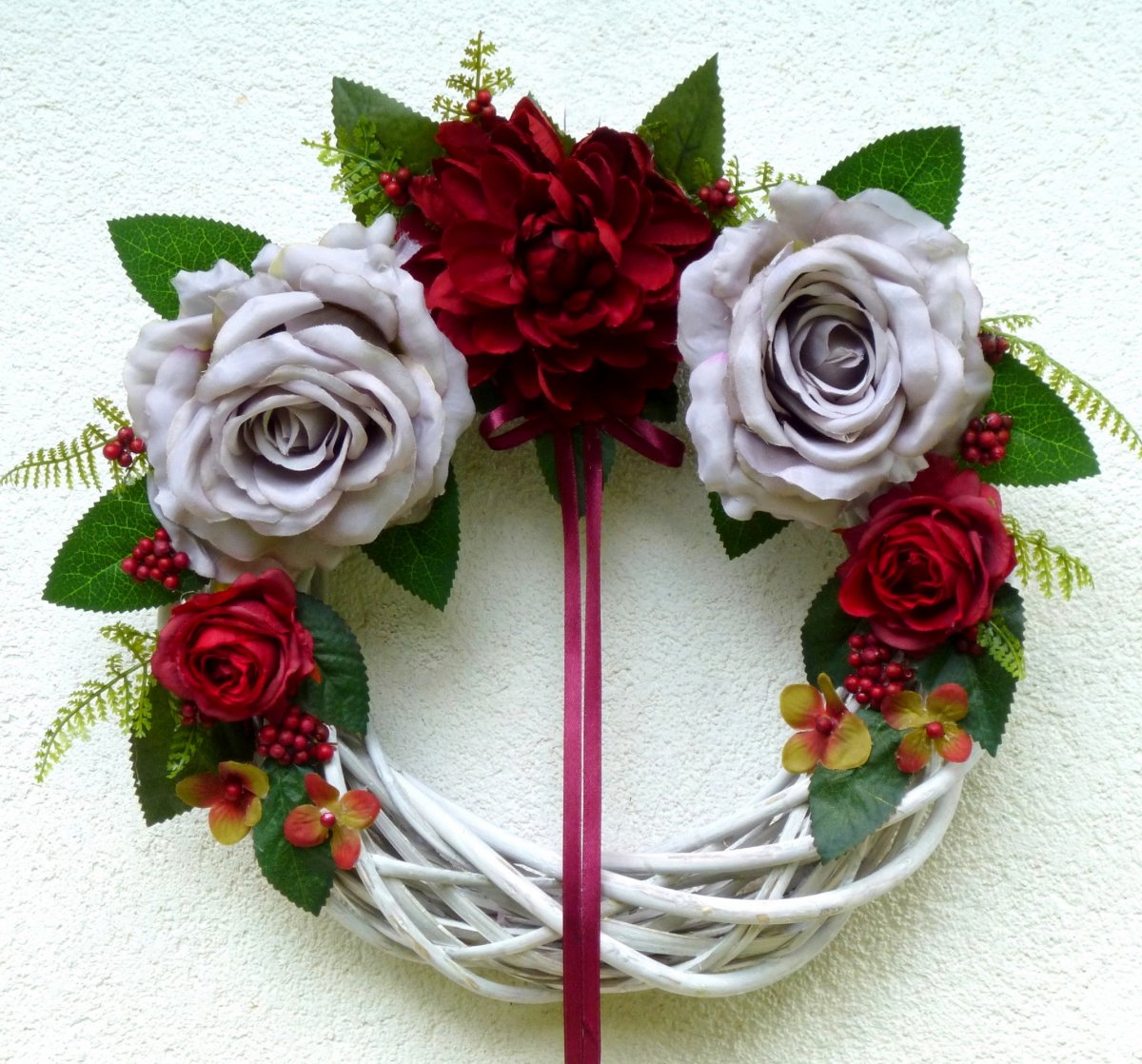 Květinový věnec s velkými hedvábnými růžemi a dahlií