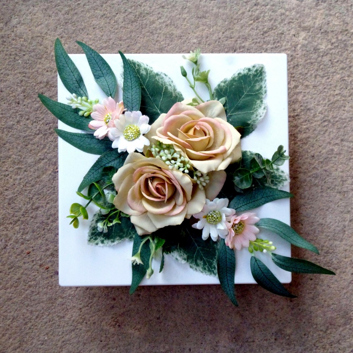 Aranžmá  s růžovými růžemi na bílé lesklé plastové misce_ dekorace na stůl