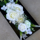 Vánoční bílé růže na černé lesklé misce_ dekorace na stůl