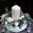 Zasněžený vánoční svícen s velkou bílou svící