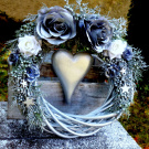Stříbrný věnec s  růžemi, a dřevěným srdcem
