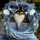 Stříbrný věnec s  růžemi, a dřevěným srdcem