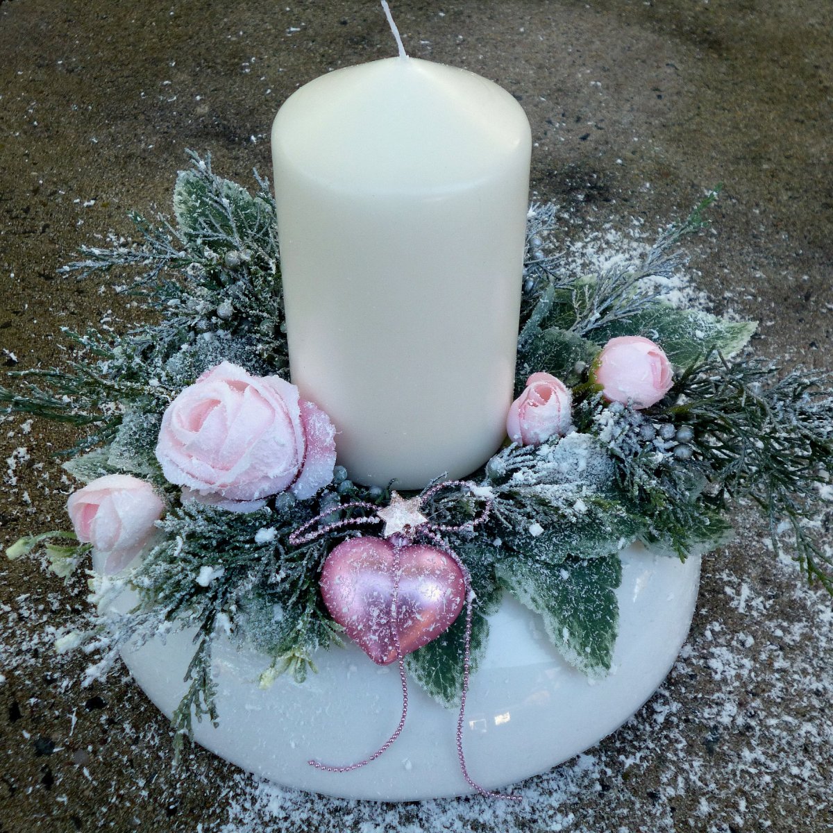 Zasněžený svícen s velkou bílou svící
