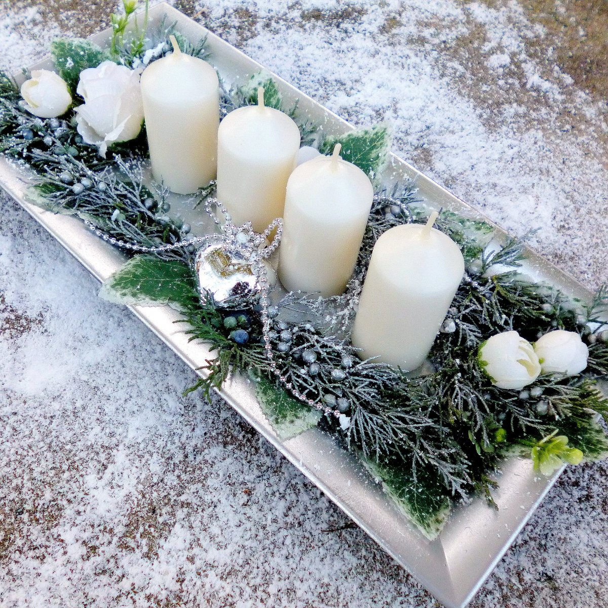 Adventní svícen na metalickém tácu