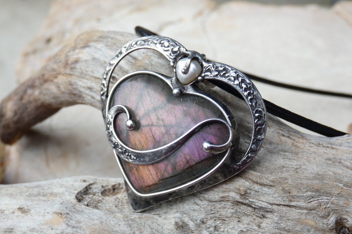 Labradoritové srdce s perlou - náhrdelník z cínu