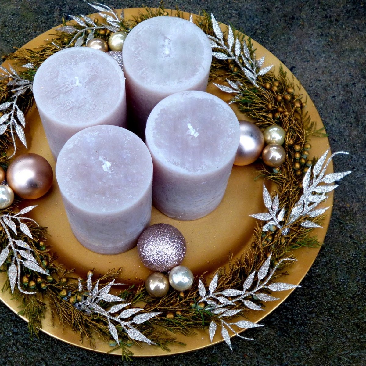 Velký adventní svícen _ béžové ojíněné svíce na starozlatém talíři