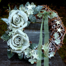 Vánoční zasněžený věnec se zelenými růžemi_30 cm