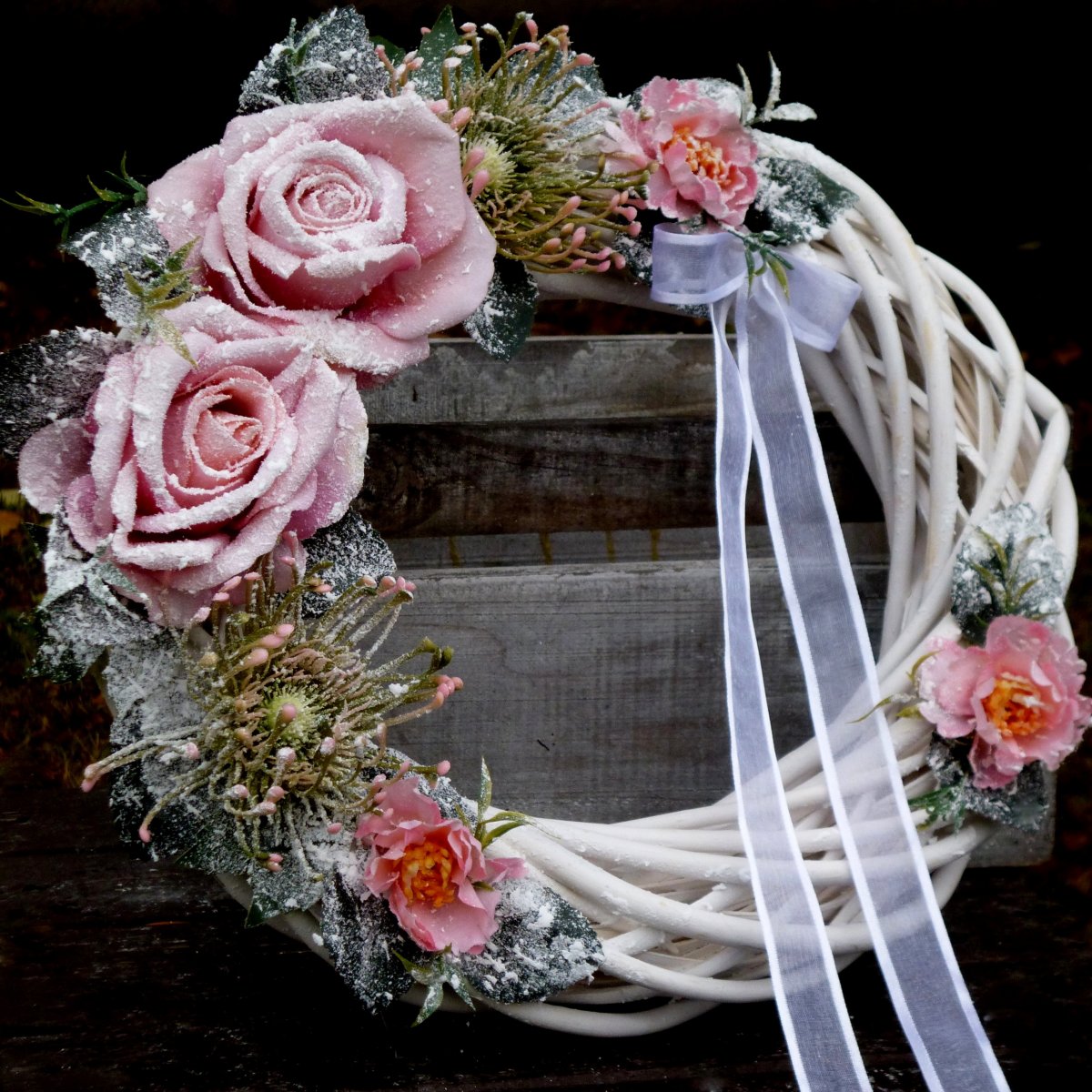 Růže pod sněhem_ zasněžený věnec