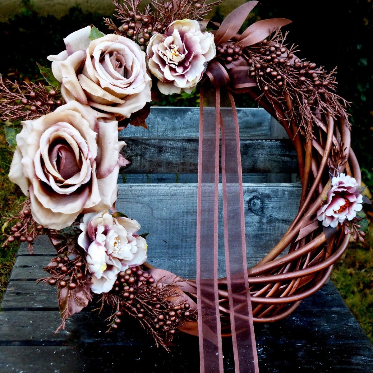 Měděný věnec s růžemi a pivoňkami_ celoroční