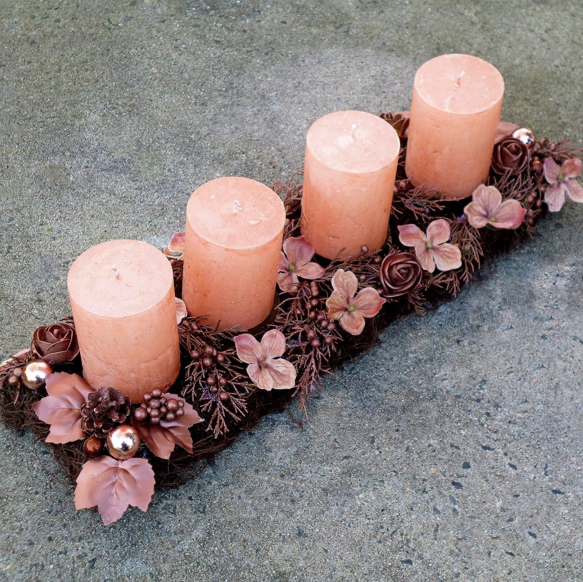 Měděný adventní svícen s ojíněnými svíčkami