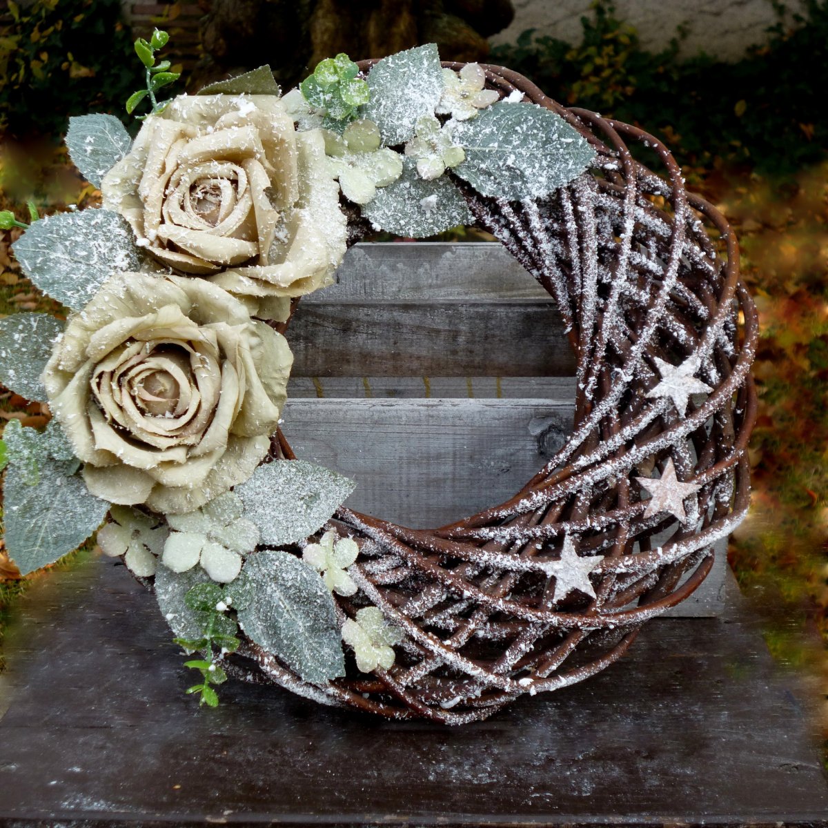 Pod hvězdami_věnec se zelenobéžovými růžemi_30 cm