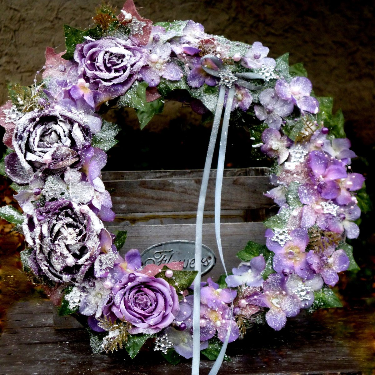 Zasněžený věnec ve fialových odstínech_35 cm