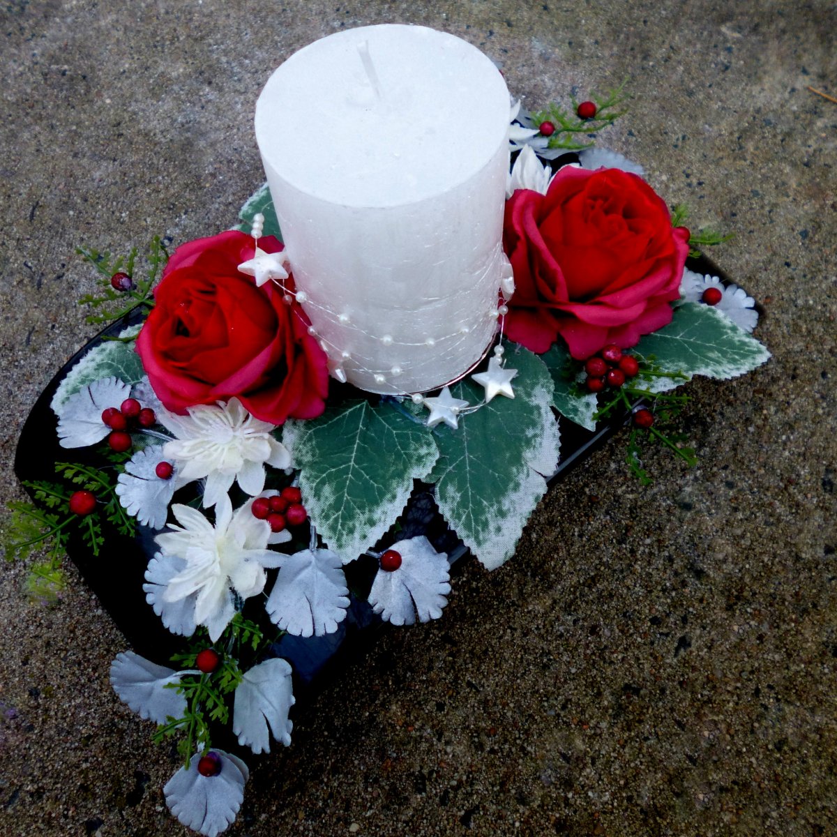 Vánoční svícen na černé misce 