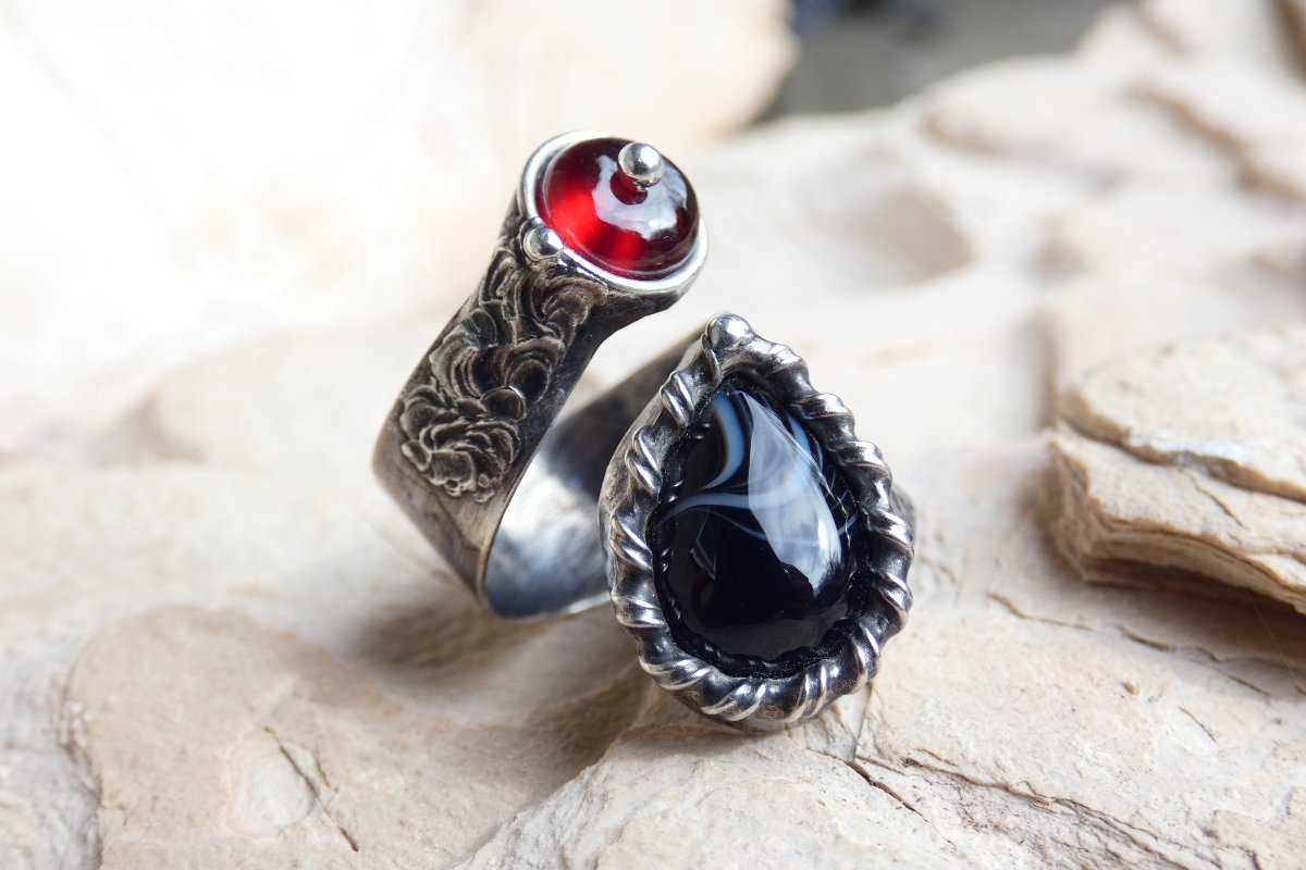 Cínovaný prsten onyx s granátem