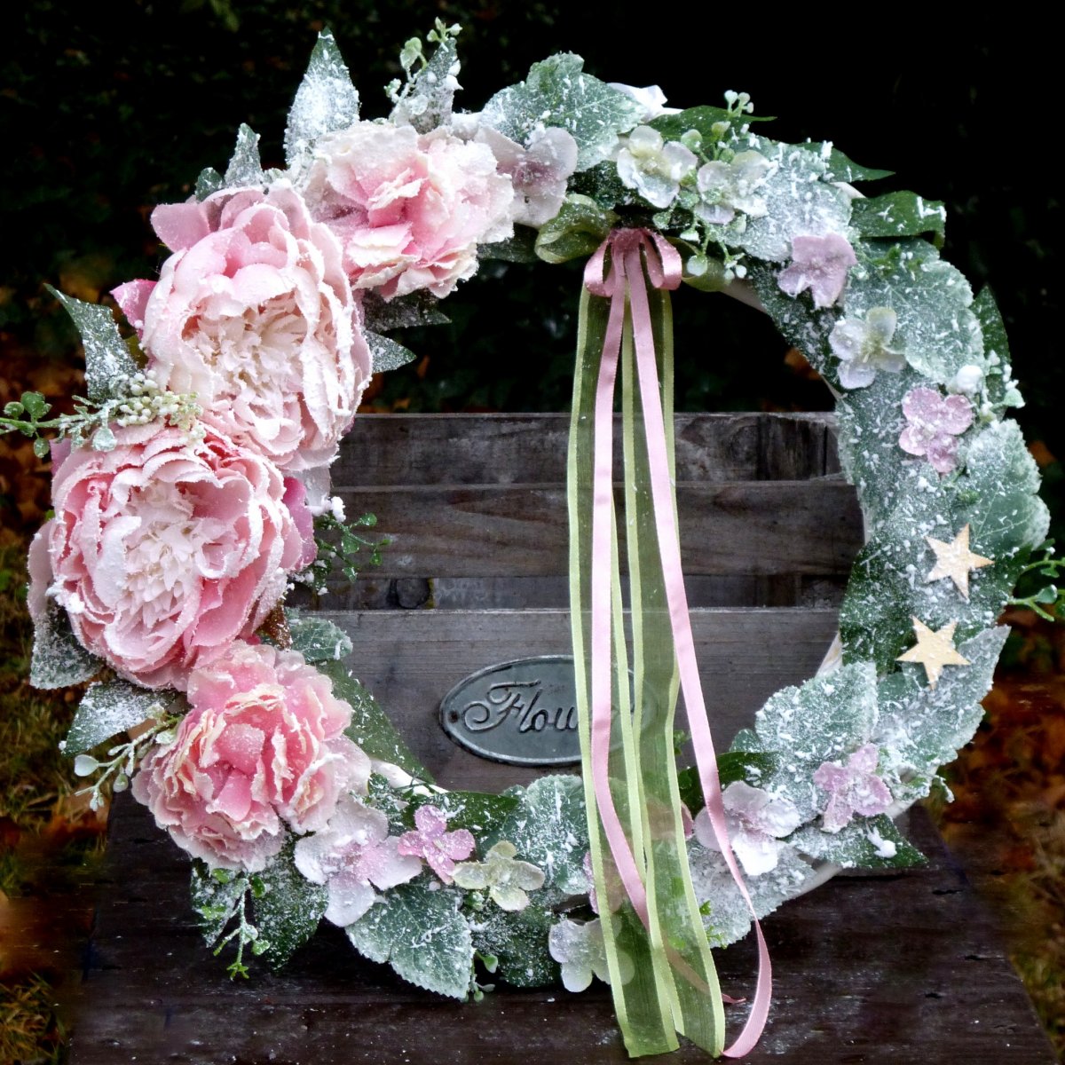 Zasněžený věnec s pivoňkami, růžemi a hortenzií 35 cm