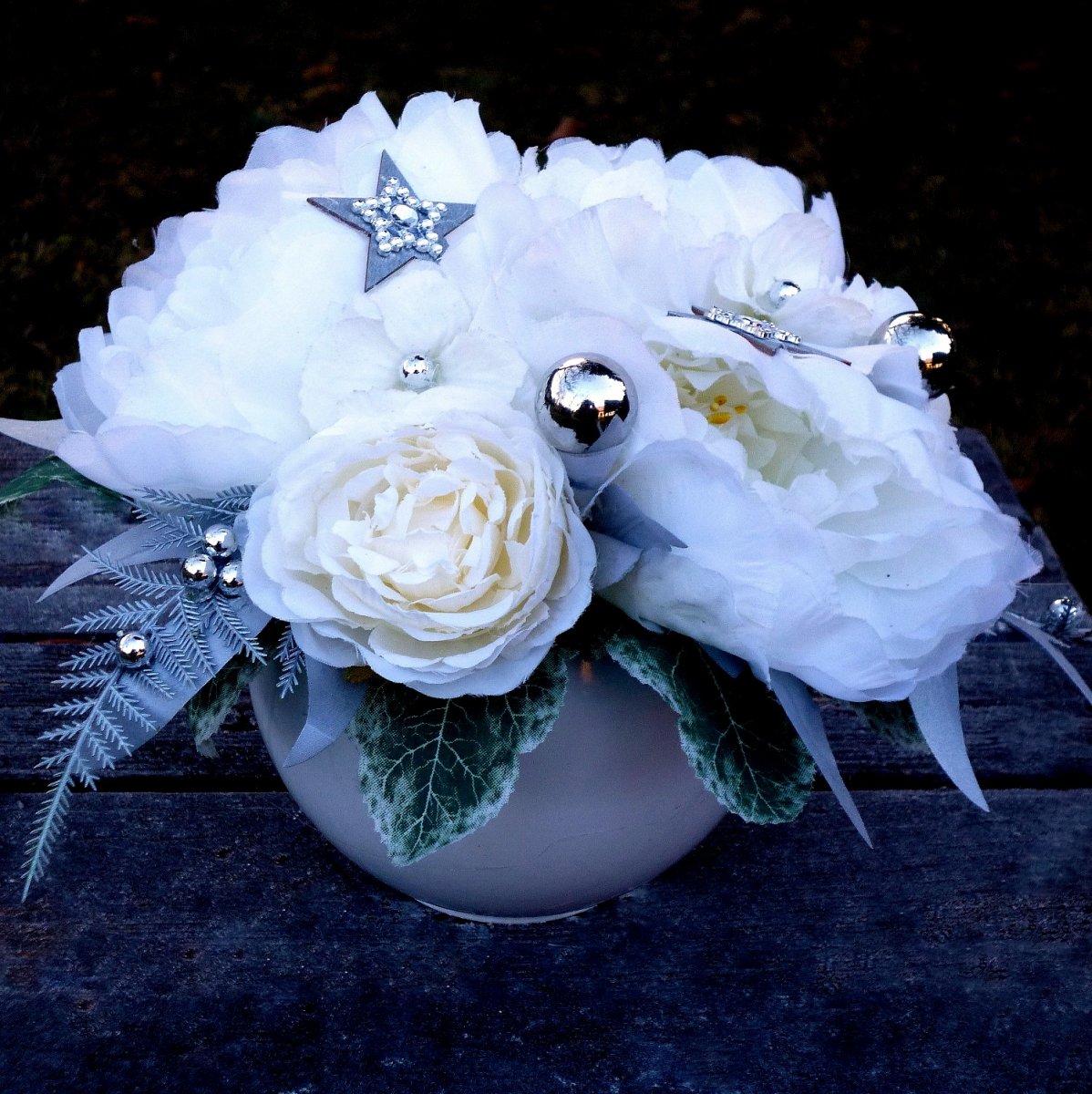 Vánoční kytička pivoněk a růží na sváteční stůl