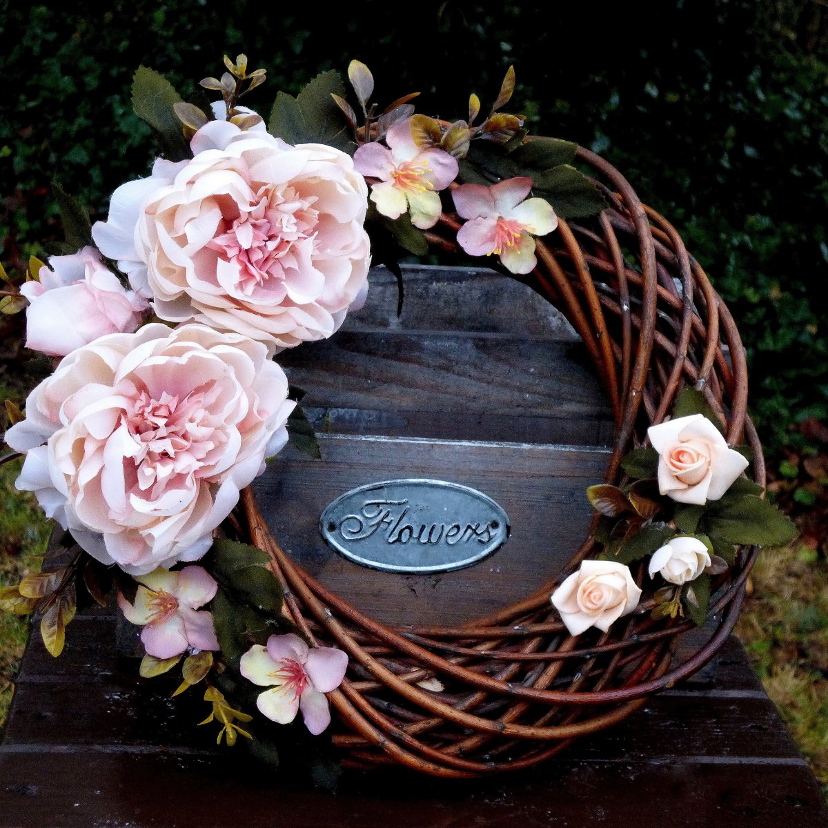 Postřižiny_ celoroční věnec z přírodního proutí s pivoňkami_30 cm