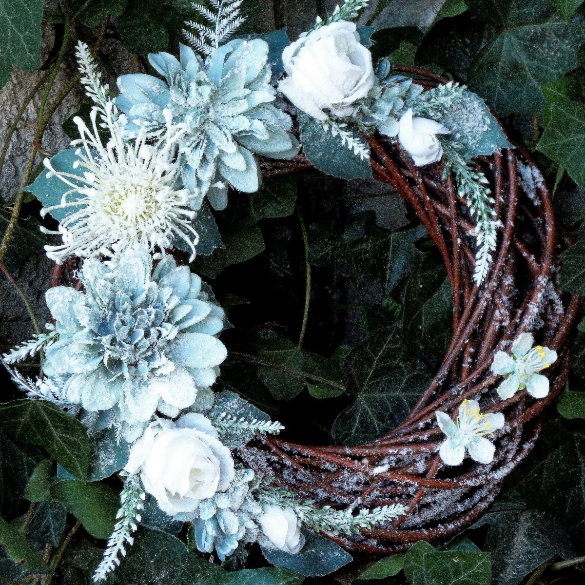 Mrazivý zelený věnec s bílými růžičkami