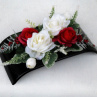 Dekorace na stůl_ bílé a červené růže na černé misce 