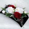 Dekorace na stůl_ bílé a červené růže na černé misce 