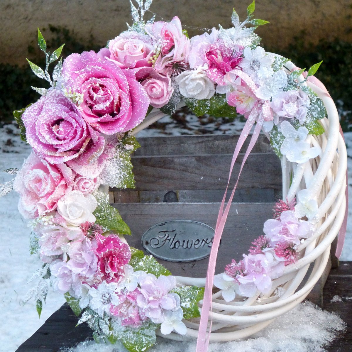 Bílý věnec s růžovými květy  33 cm