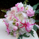 Svatební kytice z bílých a růžových pivoněk, růží a orchidejí_ SKLADEM