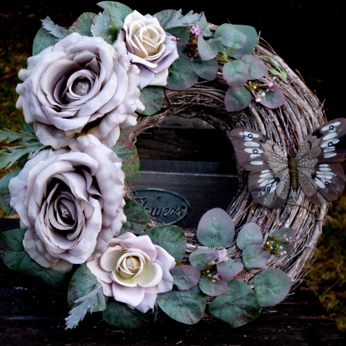 Dotek motýlích křídel_ věnec s růžemi, eukalyptem a motýlem