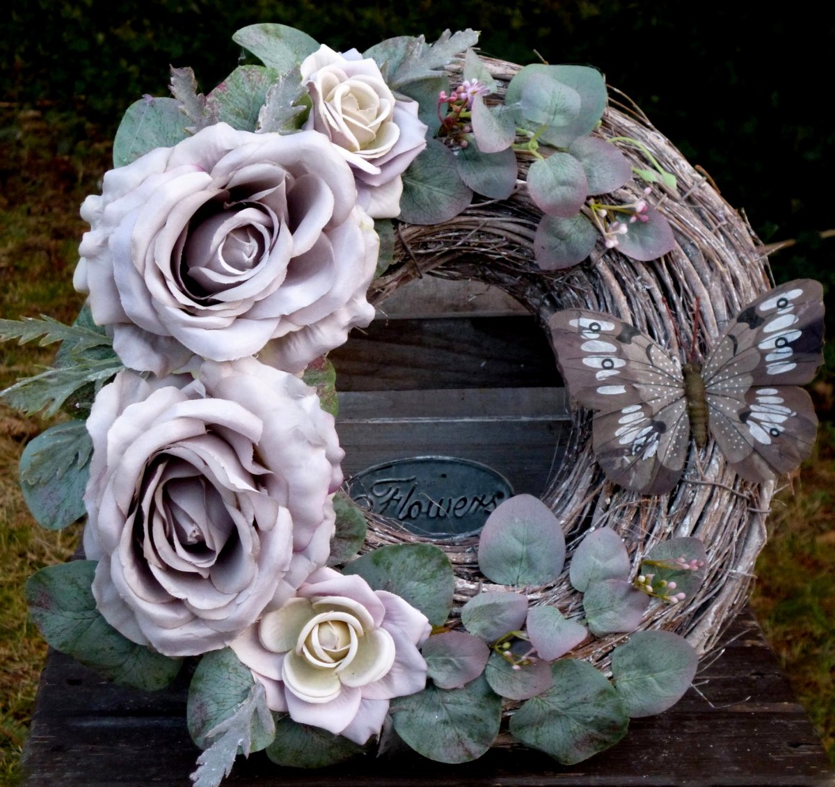 Dotek motýlích křídel_ věnec s růžemi, eukalyptem a motýlem