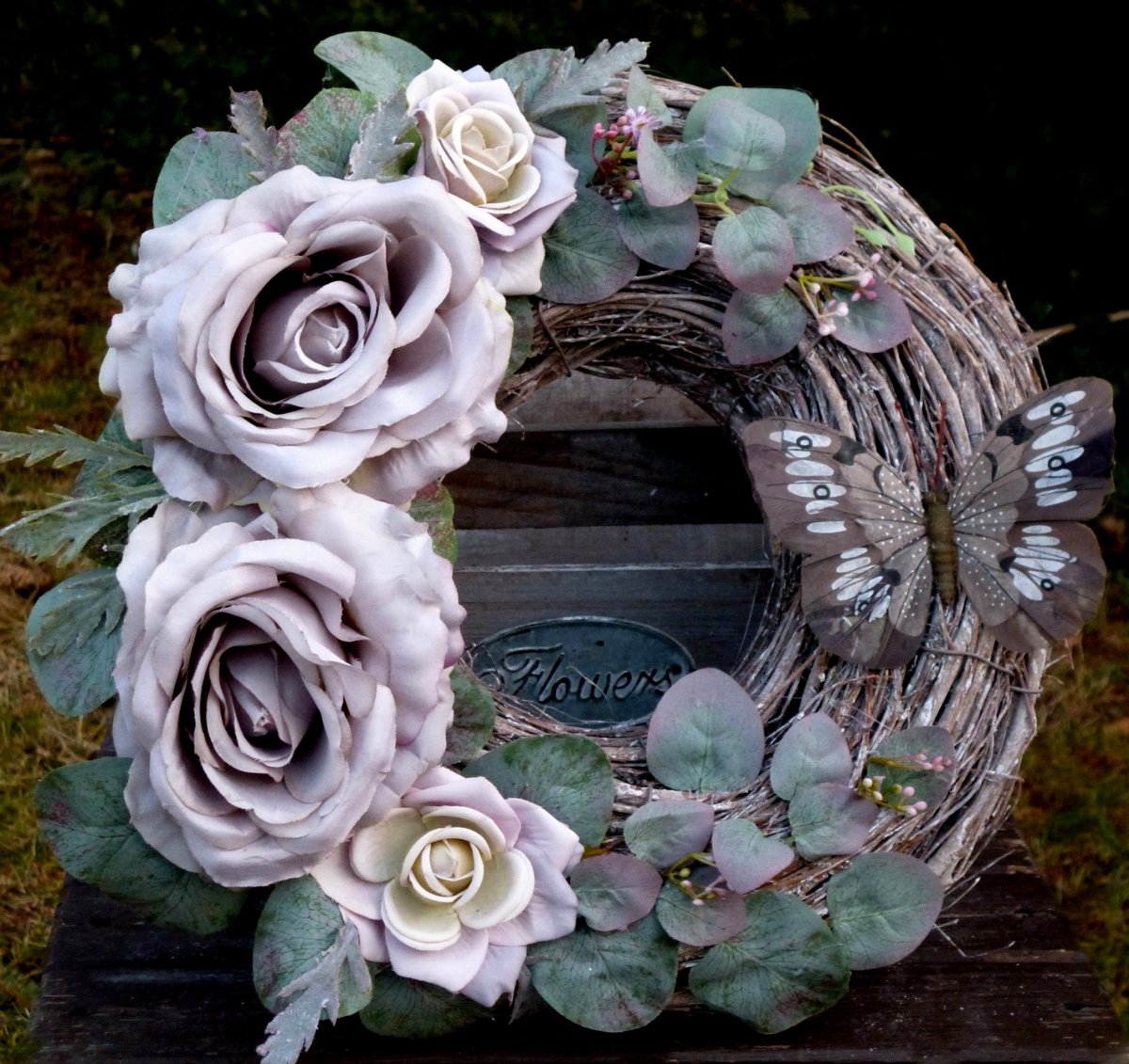 Dotek motýlích křídel_ věnec s růžemi, eukalyptem a motýlem