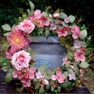 Věnec s hedvábnými květy ve starorůžových odstínech_35 cm
