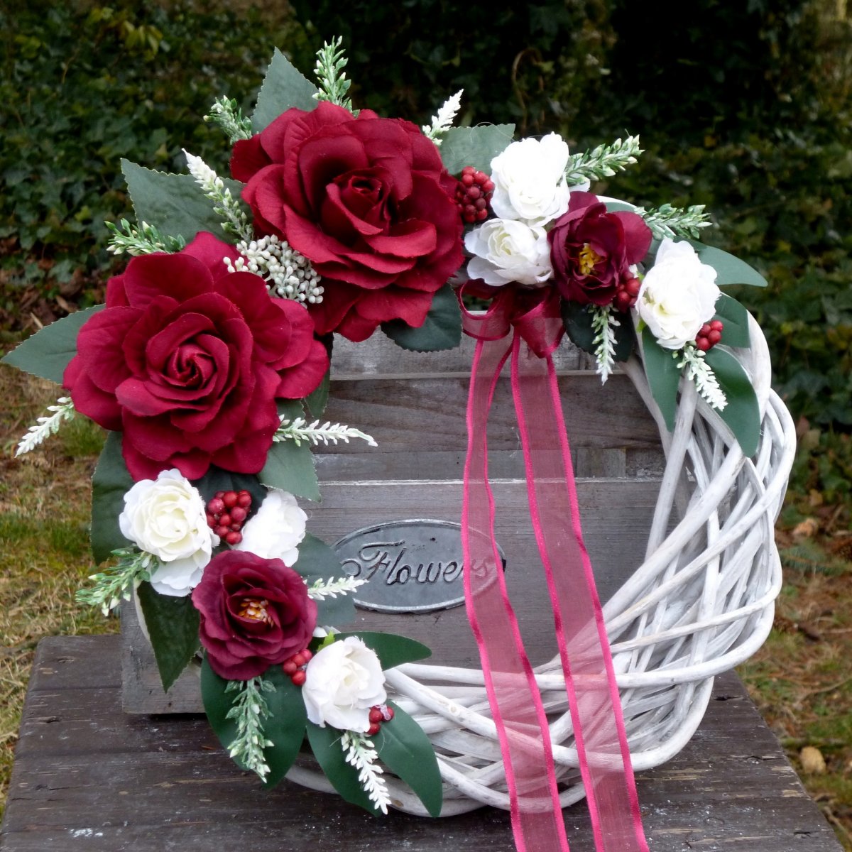 Věnec s vínovými růžemi