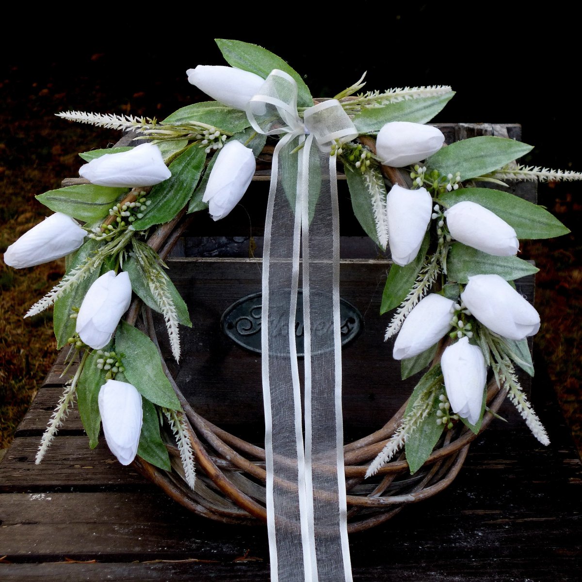 Jarní věneček s bílými tulipány_ 28 cm