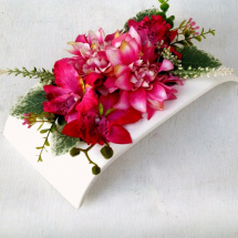 Aranžmá na stůl_ tmavě růžové dahlie a orchideje na bílé misce