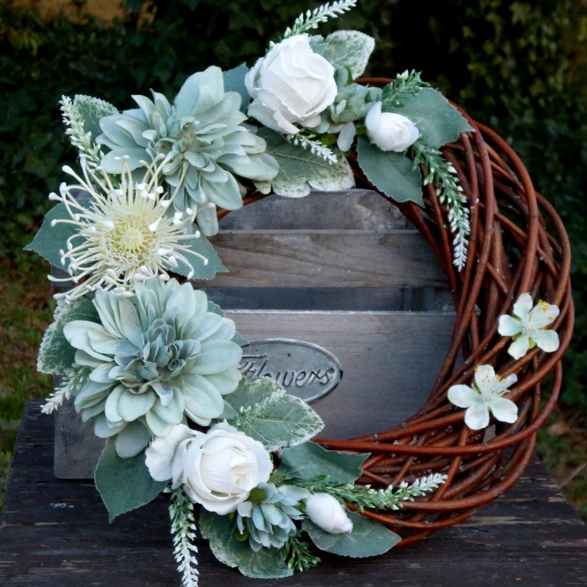 Jarní zelený věnec s bílými růžičkami