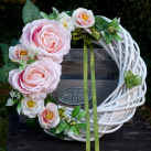 Věnec s pudrovými růžemi