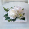 Aranžmá na stůl s bílými růžemi na bílé lesklé misce