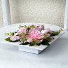 Aranžmá s růžovými květy na bílé misce
