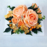 Aranžmá se žluto oranžovými růžemi a hortenzií na bílé misce